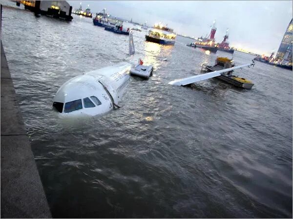 Может ли самолет совершить посадку на воду. Ту 124 на Неве. Ту 124 на Неве 1963. Приводнение на Неву ту-124. Приводнение пассажирского самолета на Неву.