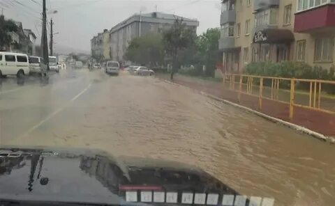 В мутных от проливного дождя воротах