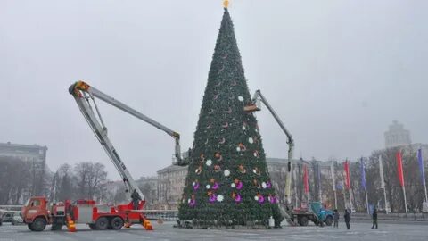 Украсить главную елку