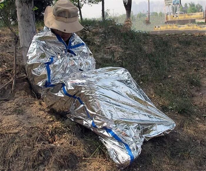 Одеяло-носилки медицинские с электроподогревом онмэ термоодеяло. Термоодеяло спасательное фольгированное. Одеяло МЧС фольгированное. Покрывало спасательное изотермическое.