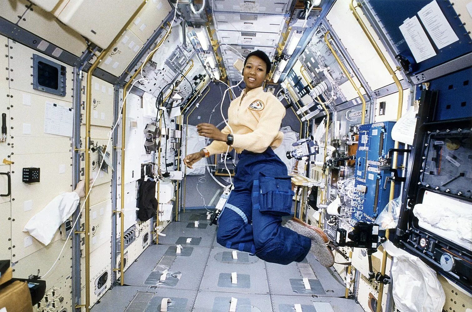 Какая страна была первым в космосе. Мэй джемисон. Мэй джемисон астронавт. Космонавты в невесомости на МКС.