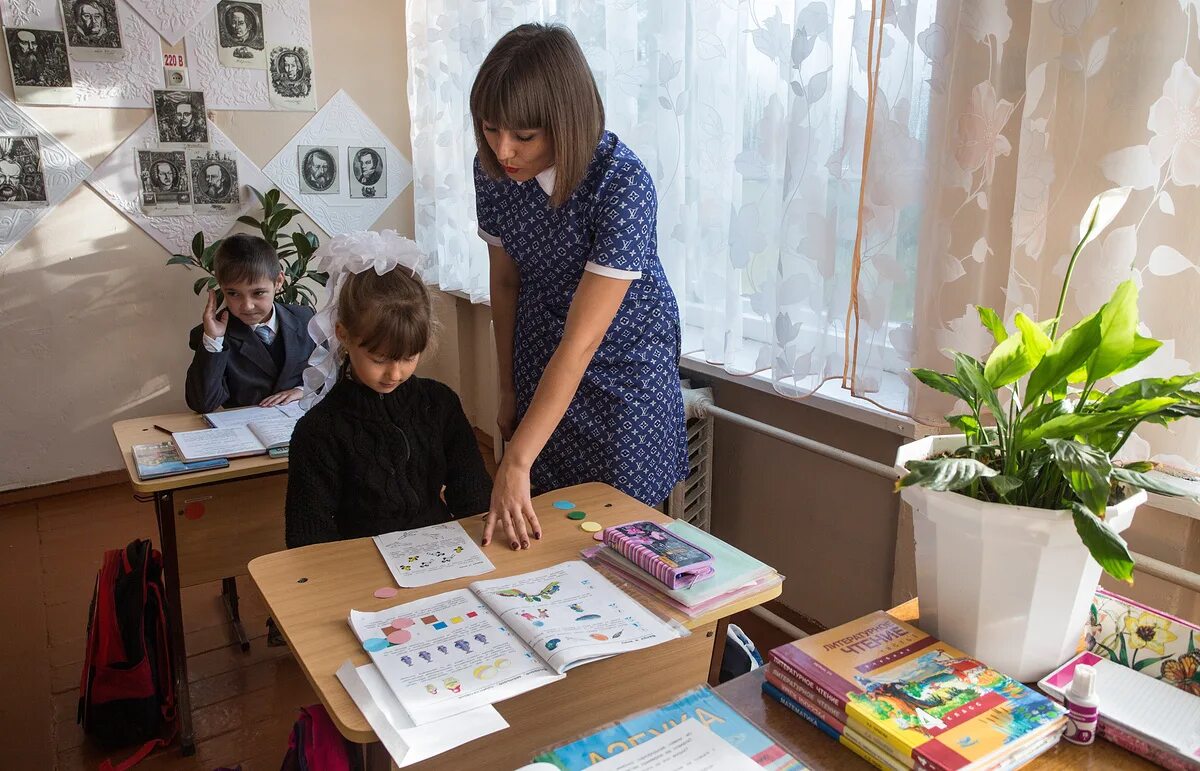 Учитель работает в сельской школе. Учитель в сельской школе. сельский учитель. учителя в сельской местности. педагоги сельская школа.