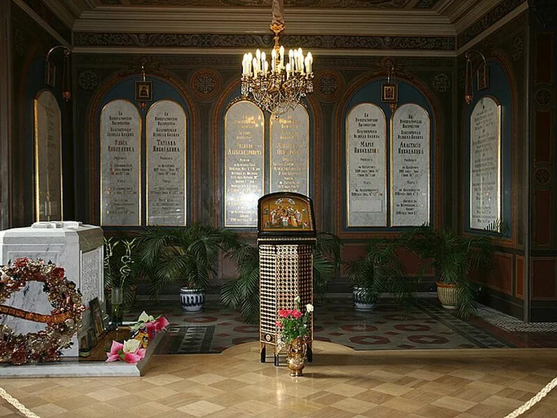 Усыпальница семьи Николая 2 в Петропавловском соборе.