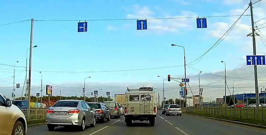 Поворот на реверсивное движение. Знак реверсивного движения. выезд на дорогу с реверсивным движением. что такое реверсивное движение на дороге. знак конец реверсивного движения.