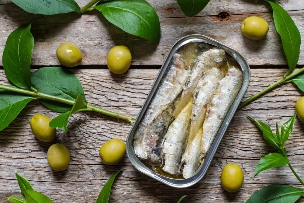 Сардины в оливковом масле. Сардина в оливковом масле консерва. Марокканские сардины в оливковом масле. Рыба и оливковое масло.