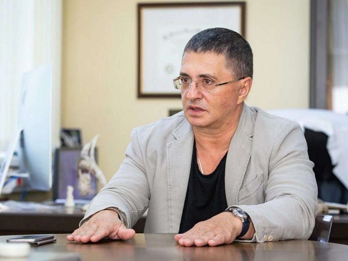 Сколько лет доктору мясникову ведущему программу