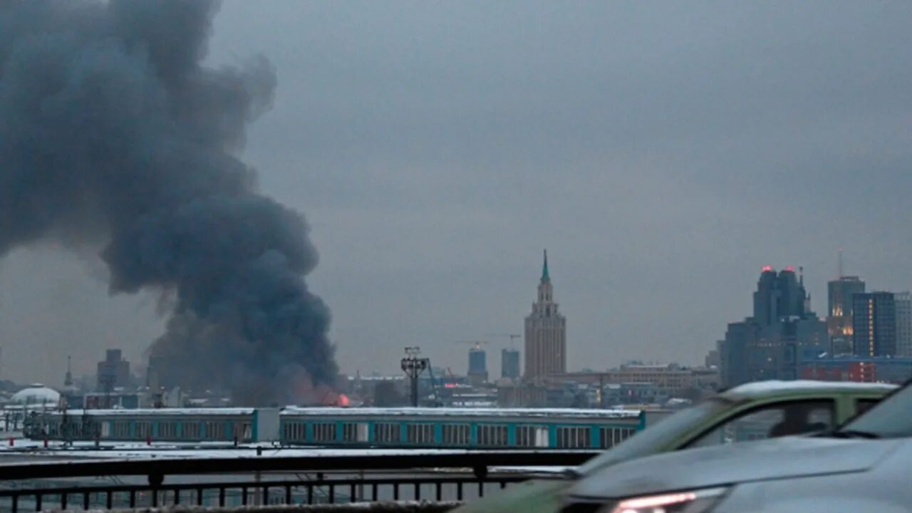 Что горит в москве сейчас 25 мая. Пожар в москве. пожар на складе в москве. пожар в москва сити 2025. пожар на комсомольской площади.