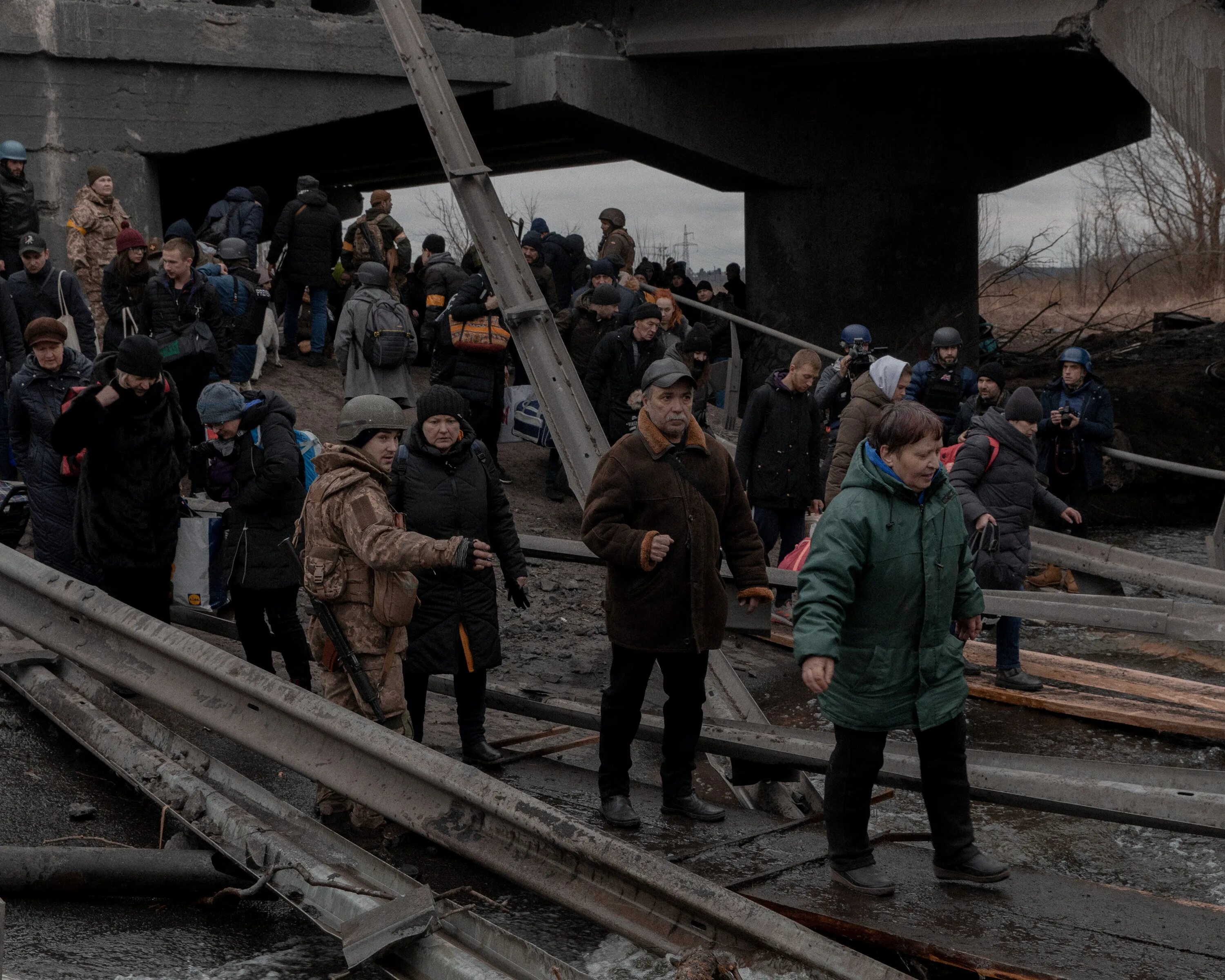 Мирные жители дети. Люди под мостом Украина. Жители России. Взорвали мост в Украине.