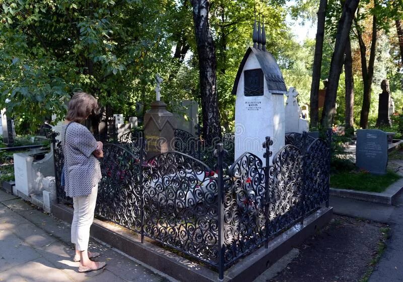 Где похоронен антонов. Чехов могила на Новодевичьем кладбище. Могила Антона Чехова. Могила Антона Павловича Чехова.