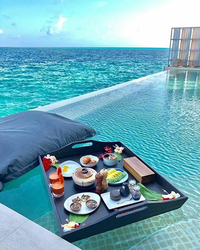Завтрак на воде фото AMILLA MALDIVES RESORT & RESIDENCES 5* DELUXE BAA ATOLL