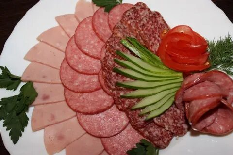 Как красиво нарезать колбасу на праздничный стол
