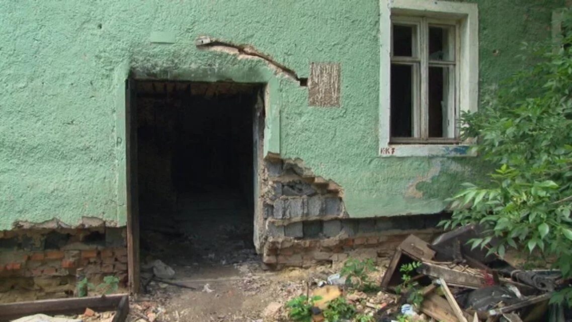 ветхое жилье. аварийное жилье. расселение жилья саратов. расселение из аварийного жилья 2021. аварийное жилье расселение последние новости.