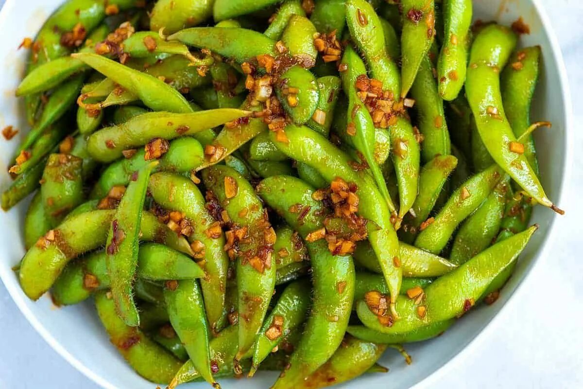 Edamame еда что это. Эдамаме. Эдамаме жареные. Бобы эдамаме аджиномото. Соевые бобы эдамаме.
