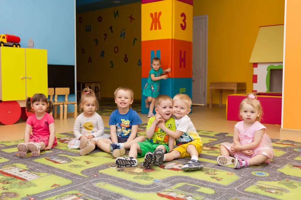 Отдать ребенка в ясли в год. Частный садик. дети в частном саду. государственный детский сад. частный сад ясли.