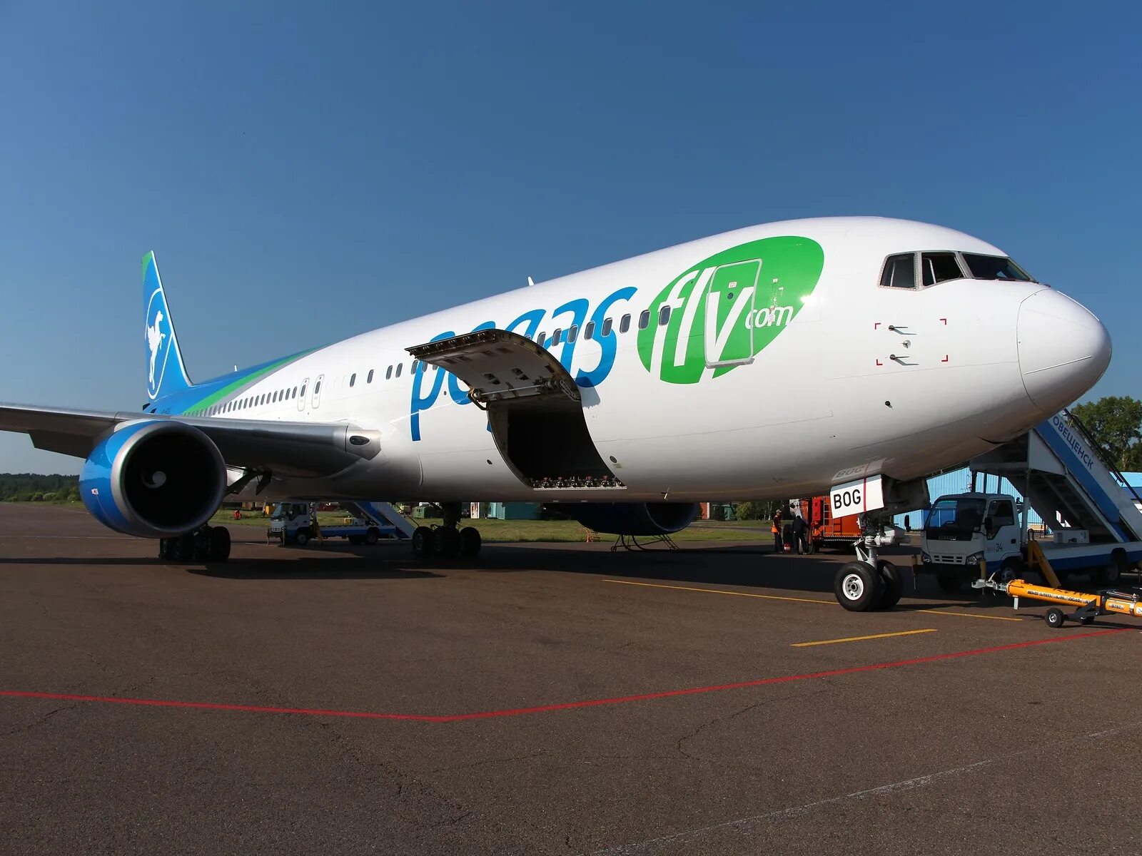 Pegasus авиакомпания сайт. Боинг 767 Икар. Самолёт Pegas Fly 767. Авиакомпания Икар Боинг 737-900. Пегас Флай 777-200.