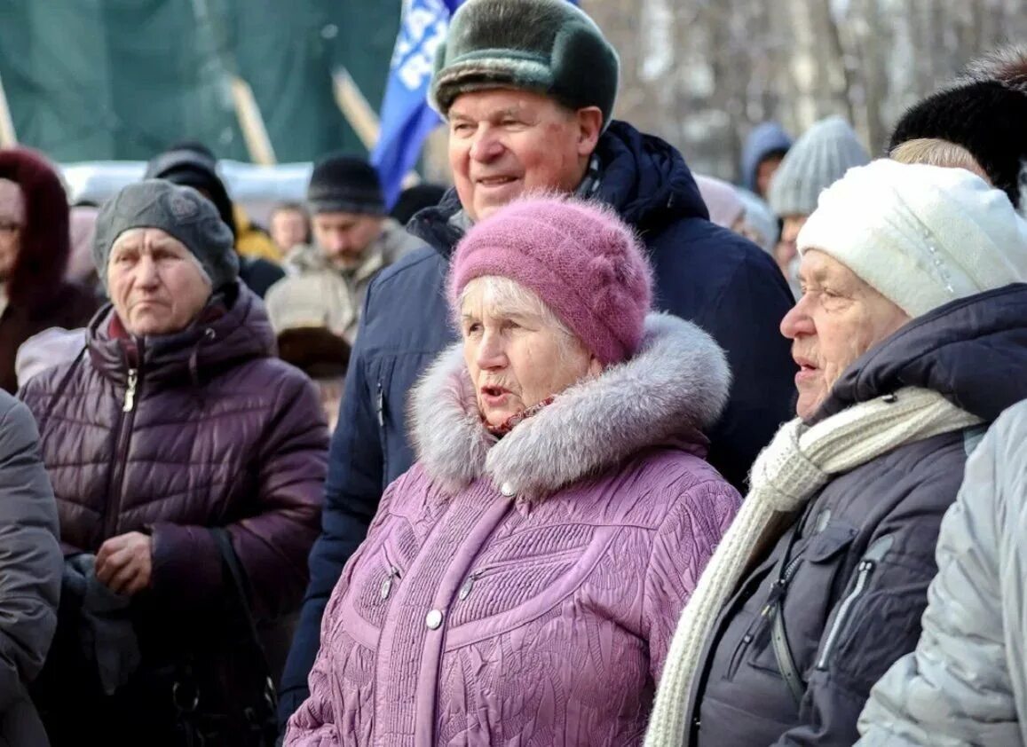Пенсионеры. Пенсионеры в России. Выплаты пенсионерам. Пенсионеры пенсия.