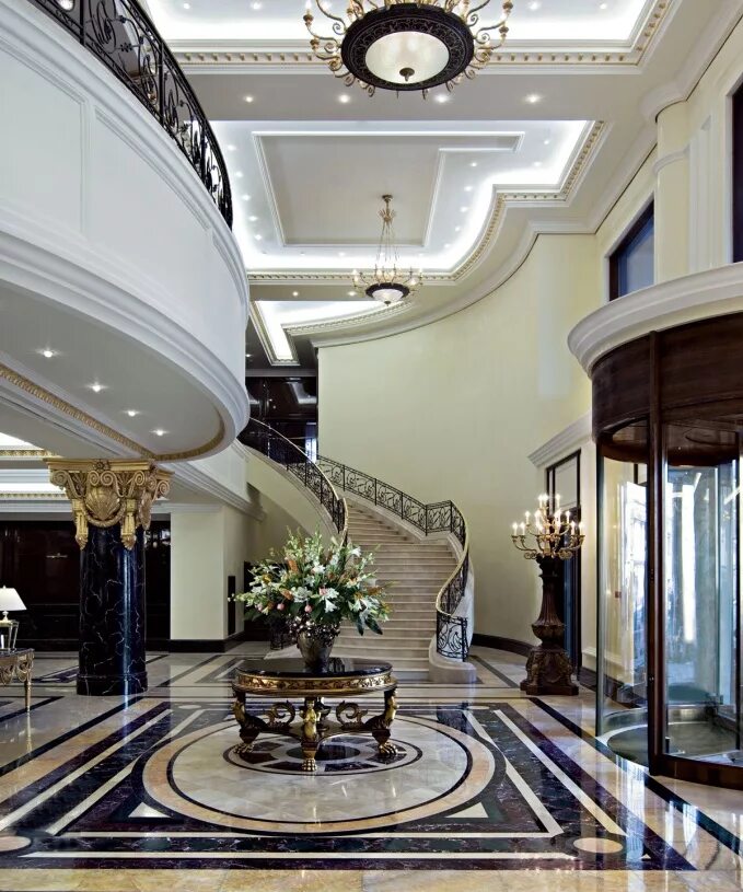 Холе в москве. Отель the Ritz-Carlton, Moscow. Отель Ritz Carlton. Гостиница Ritz Carlton Москва. Ritz Carlton Москва внутри.