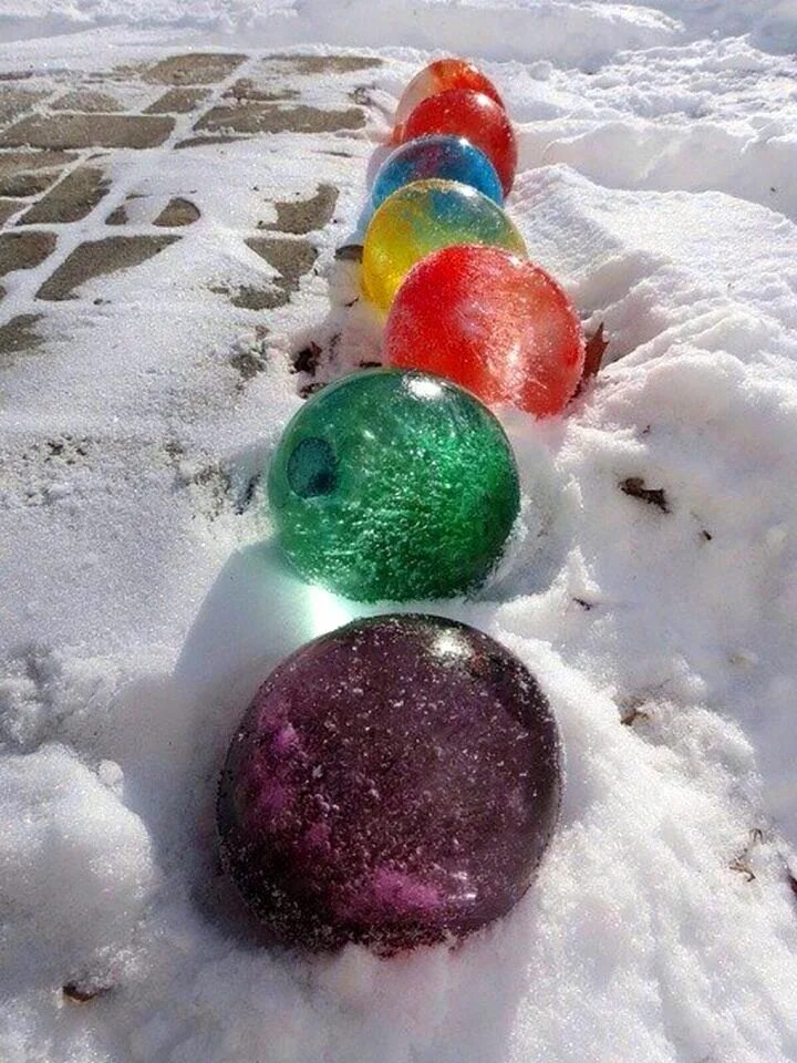 Воздушные шарики зимой. Цветные ледяные шары. Ледяные шары для украшения двора. Ледяные разноцветные шарики. Украшение из ледяных шаров.