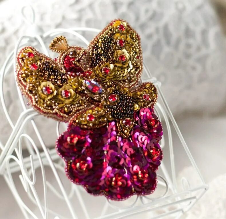 Брошь бабочка бисер. Брошь бисер пайетки. Брошки из бисера и камней. Из пайеток и бисера. Цветочек из пайеток.