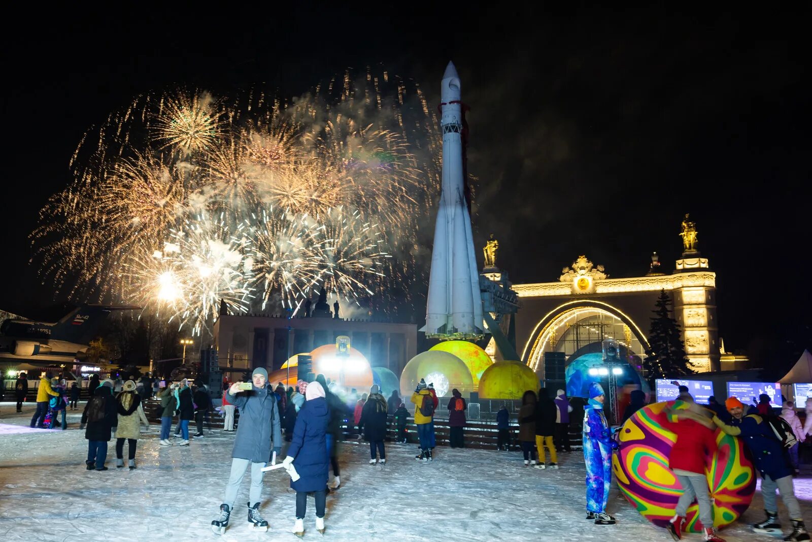 Вднх последний. Каток вднх. вднх зима. город зимы на вднх. вднх в новогоднюю ночь.