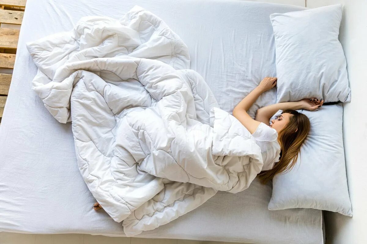 Красивая одежда во сне. Одеяло. Одеяло на кровати. Спящий человек в кровати.