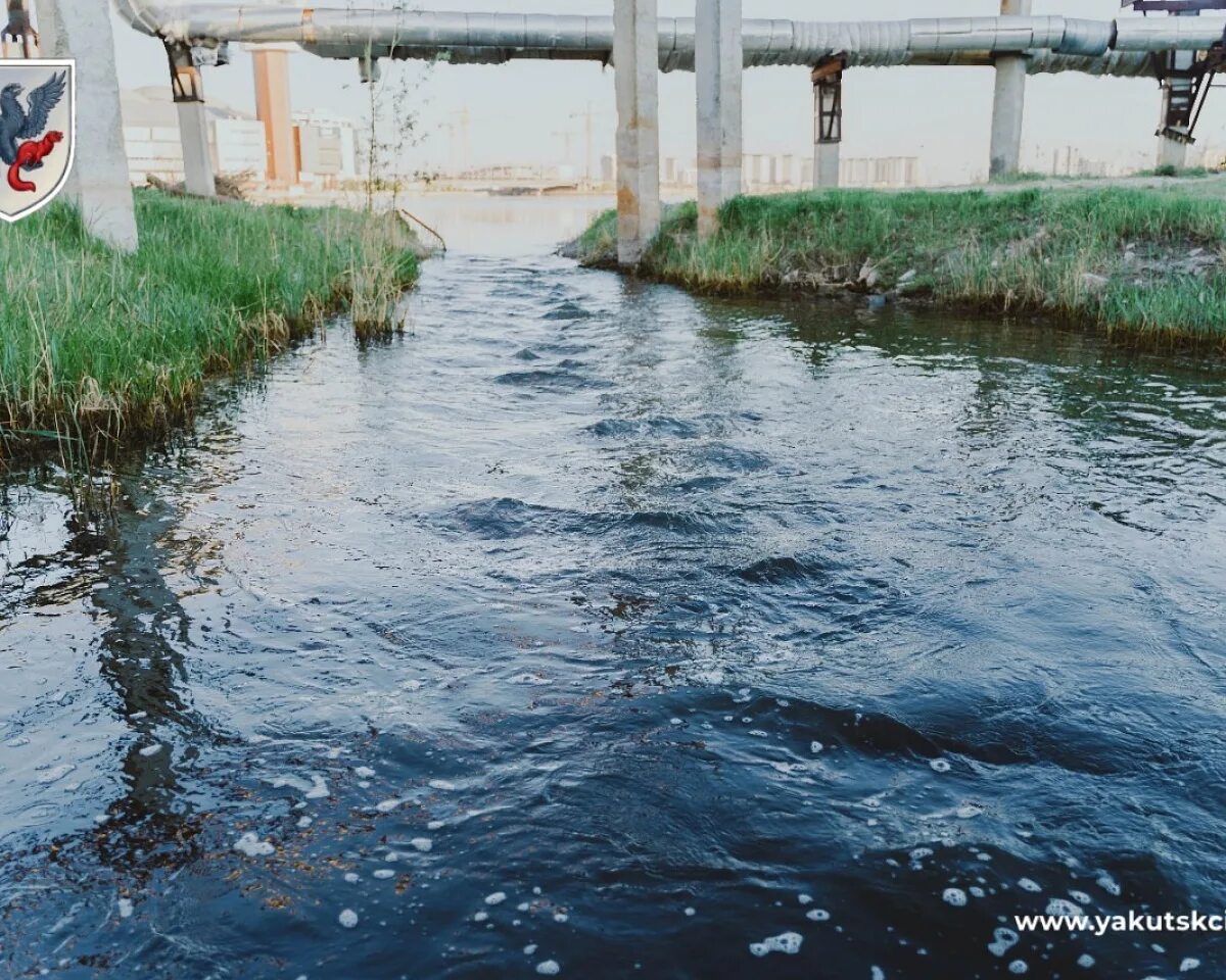 Талое озеро Якутск. Озеро без воды. Что такое залповый сброс воды. Водяной канал.