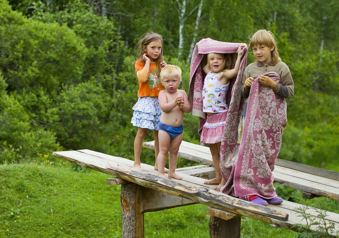 Игры в деревне летом. Лето в деревне дети. Дети на каникулах в деревне. Детство в деревне. Девочка в деревне.