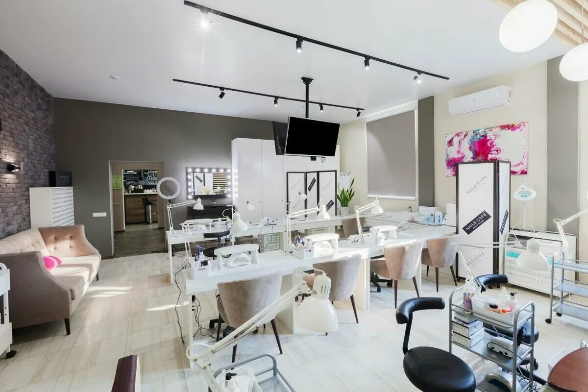 Интерьер парикмахерской. Кабинет маникюра и педикюра интерьер. Маникюр в парикмахерской. Студия ногти. Салон маникюра и педикюра.