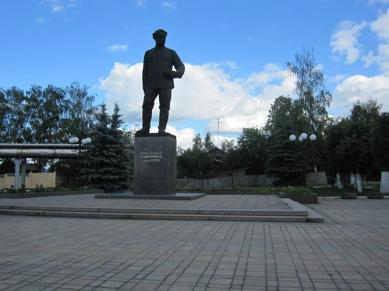 Памятник Серго Орджоникидзе. Памятник Серго Орджоникидзе Магнитогорск. Памятник Серго Орджоникидзе во Владикавказе. Памятник Серго Орджоникидзе в г Орджоникидзе. Два памятника орджоникидзе в магнитогорске