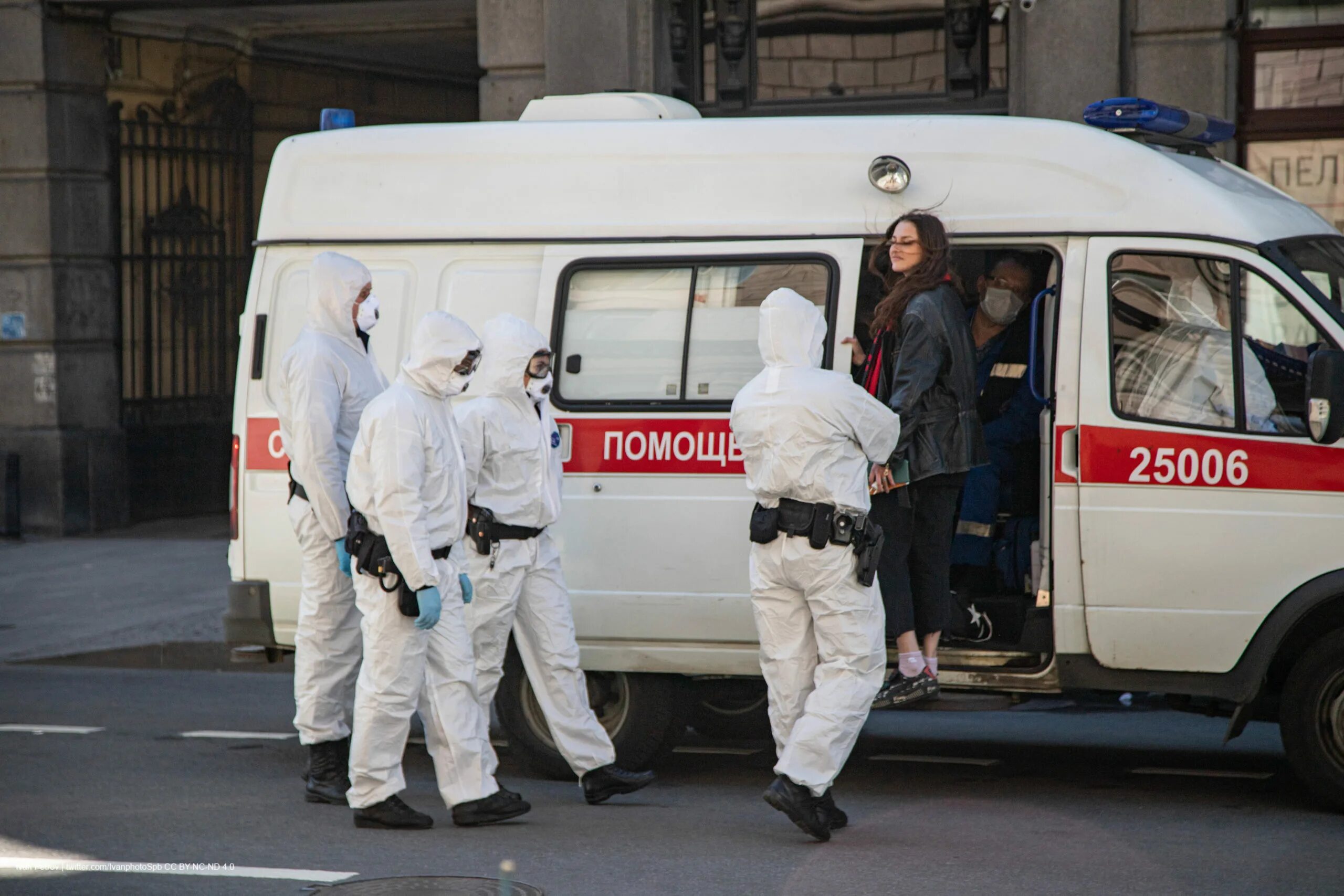 Скорой помощи и угрожал. Санитар скорой помощи. Работники скорой помощи в Петербурге. Скорая полиция.