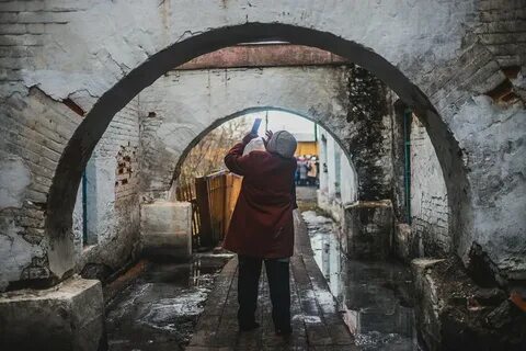 Стоящий у ворот