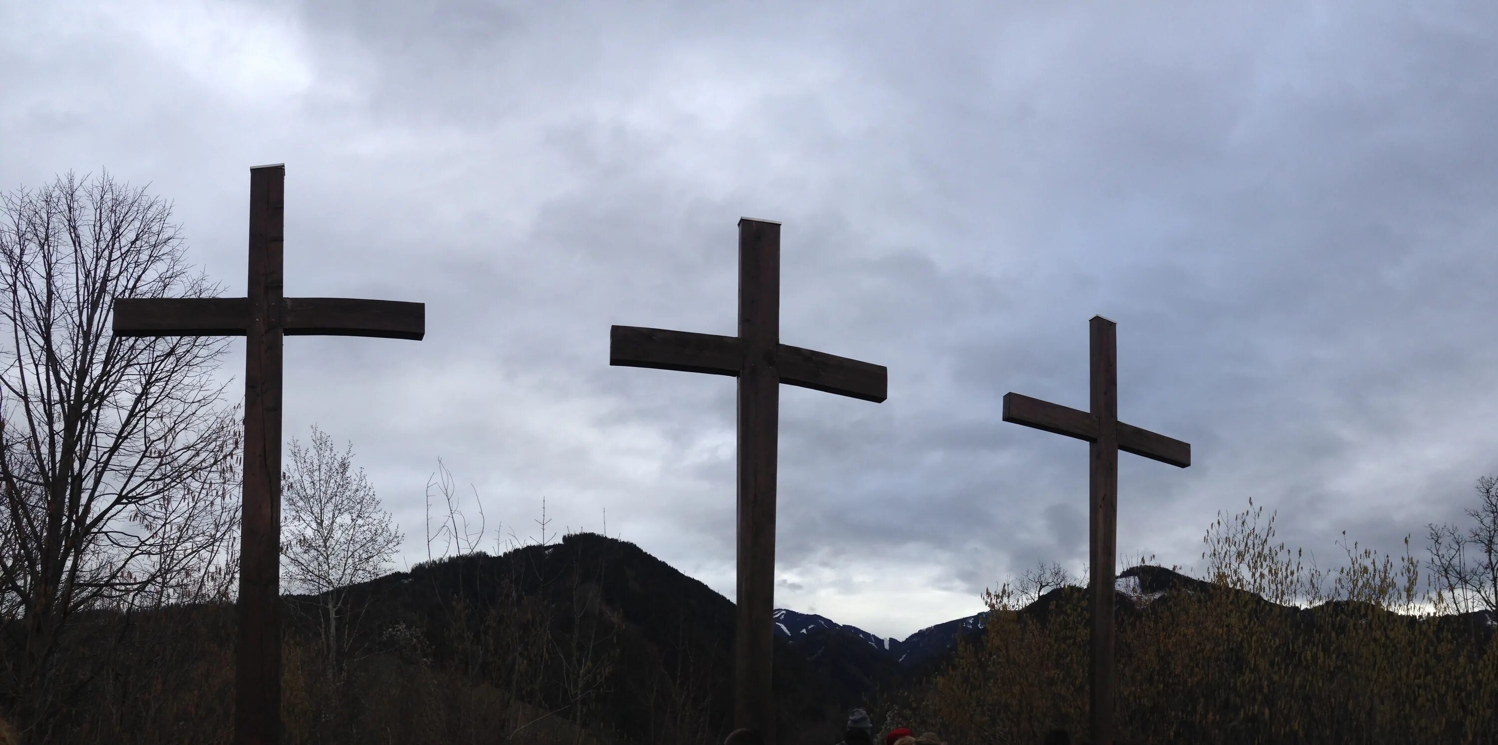 Похороненный крест. Кладбище и 3 Креста. Крест на кладбище. Деревянный крест на кладбище. Могильный холмик с крестом.