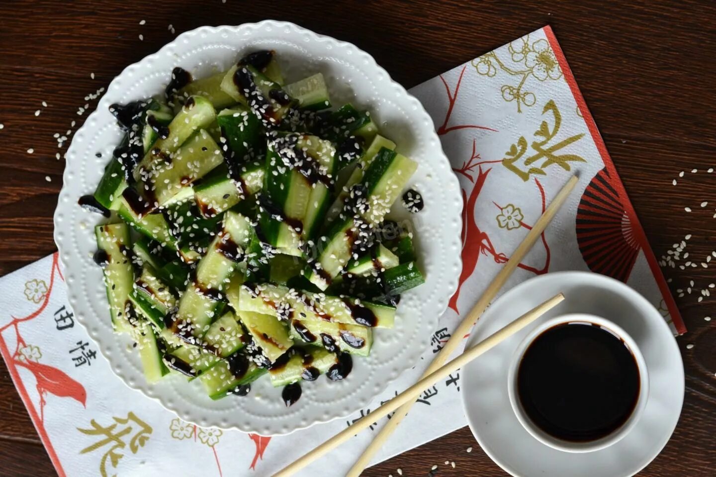 Огурцы суномоно. Закусочные огурцы с кунжутом. Огурцы с кунжутом. Огурцы с кунжутом в соевом. Салат из огурцов кунжута и соевого соуса.
