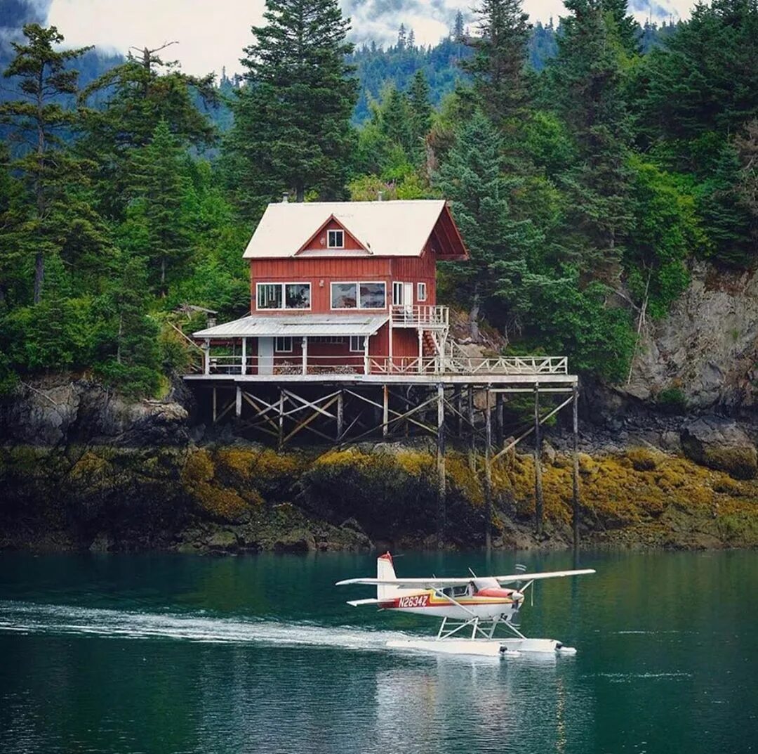 Дома на аляске. Аляска Cabin. Дом у озера Аляска. Аляска домики.