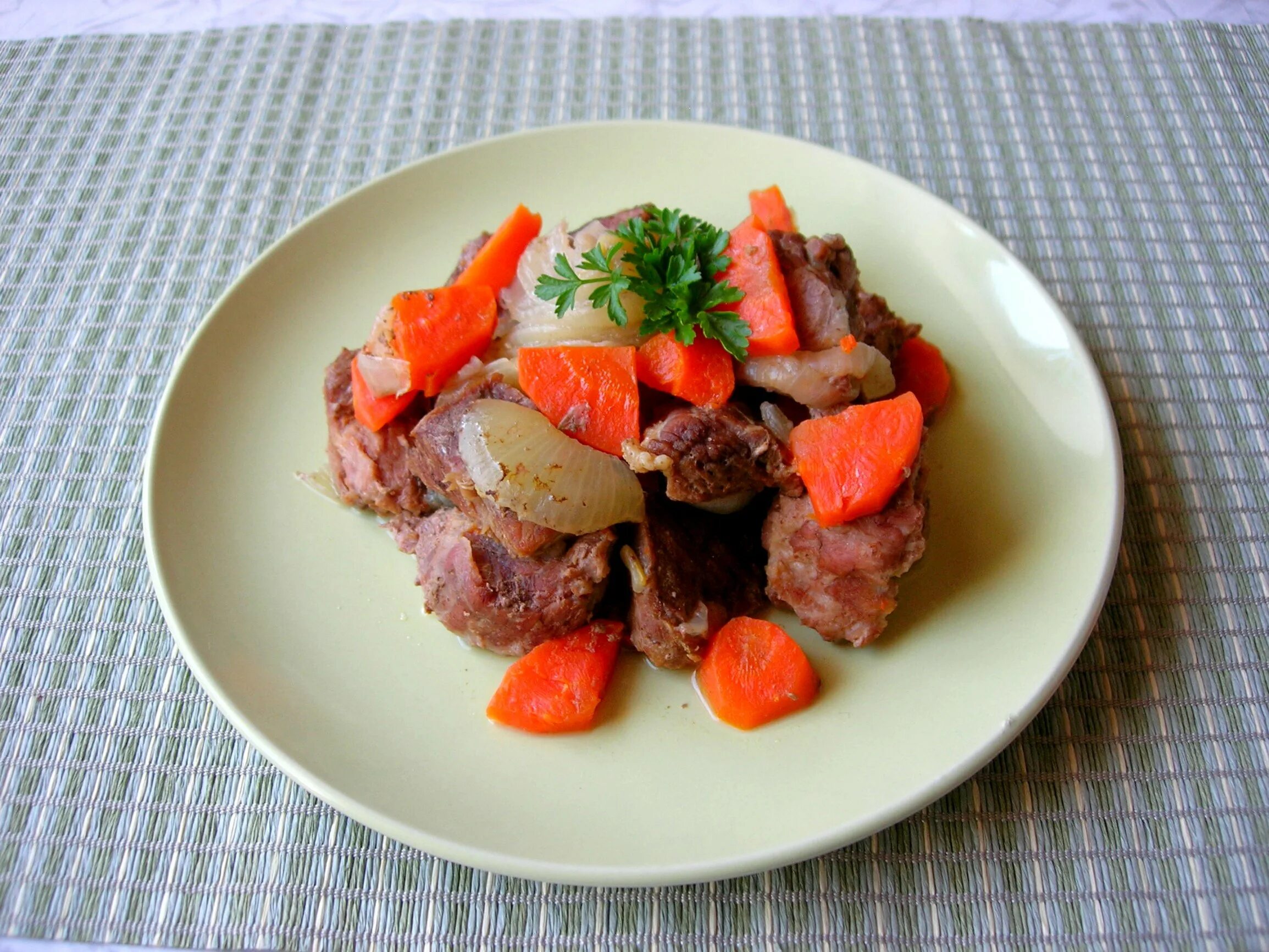 Мясо с овощами в собственном соку. Мясо с овощами. мясо тушеное с овощами. говядина с овощами. вареное мясо с овощами.
