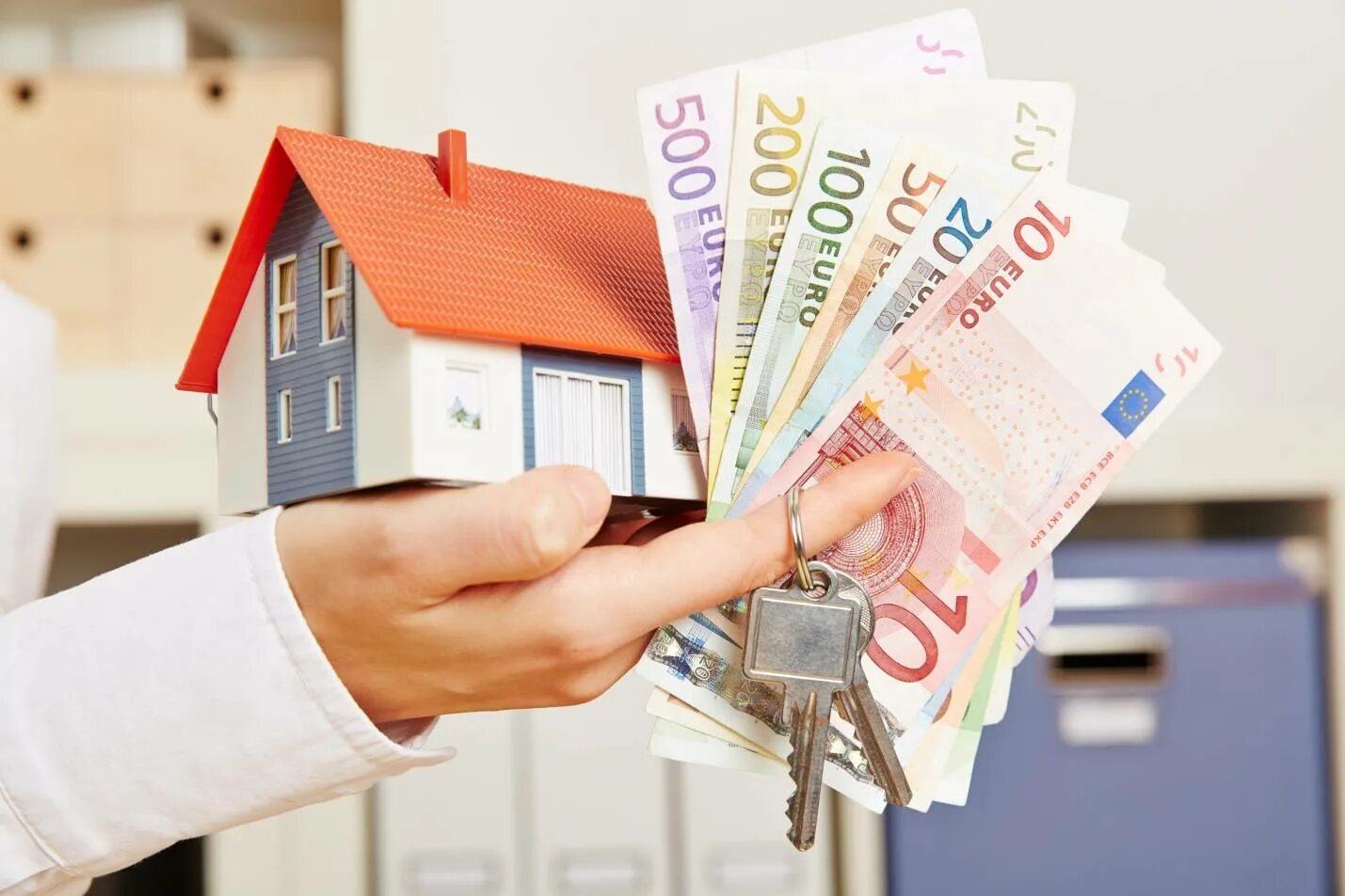 Как продавец получает деньги по ипотеке. Деньги на жилье. квартира деньги. недвижимость. квартира ключи деньги.