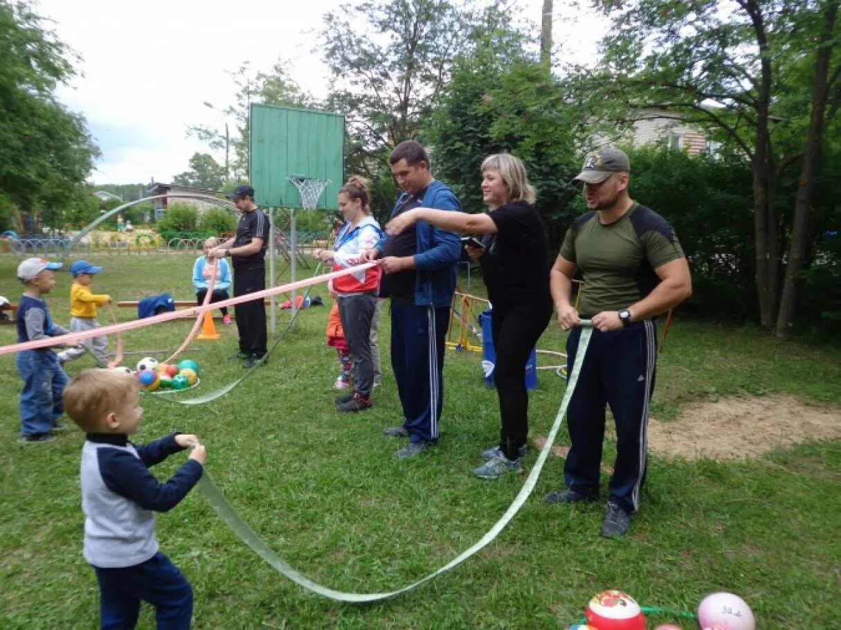 Спортивное мероприятие в детском саду. Семейно-спортивный праздник. Спортивный праздник в детском саду. Спортивные соревнования в детском саду. Сценарии спортивных праздников с родителями