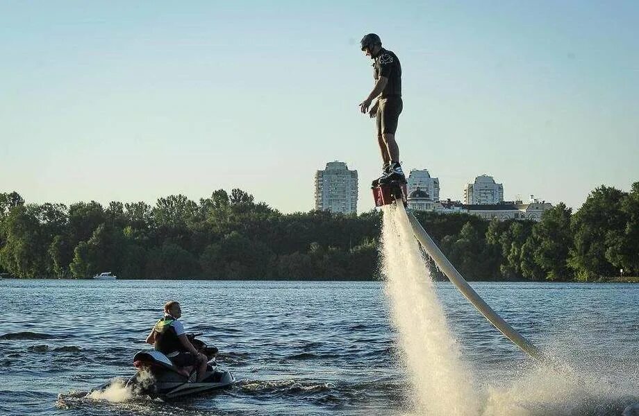 Флайборд цена. Полет над водой на флайборде. Флайборд в Москве. Аттракционы над водой. Водный флайборд.