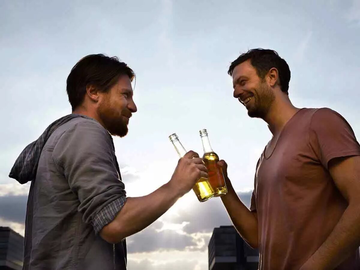 Песня муж за пивом. Два мужика с пивом. Пара с пивом. Двое с пивом. Два мужика пьют пиво.