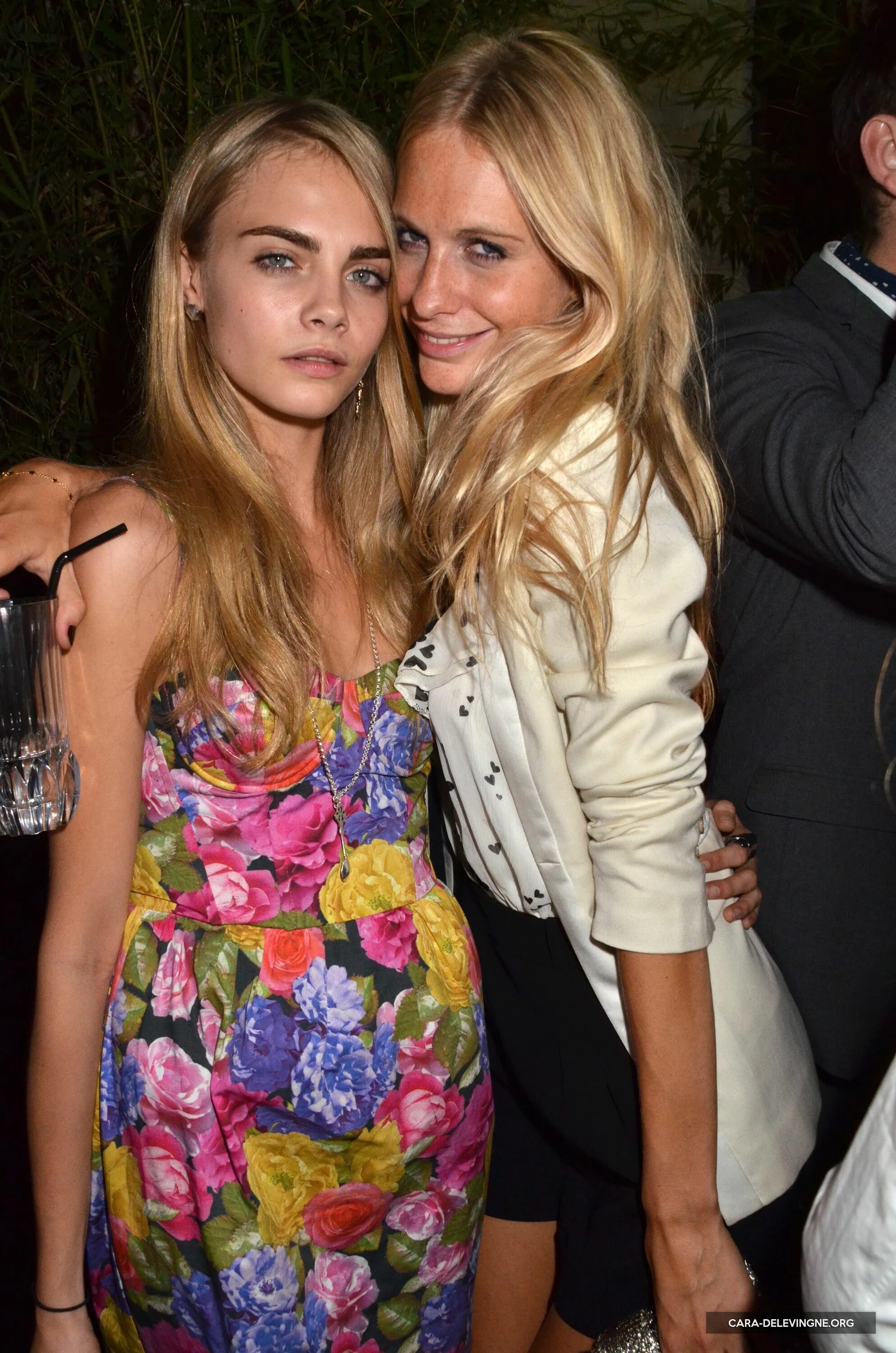 сестра кари