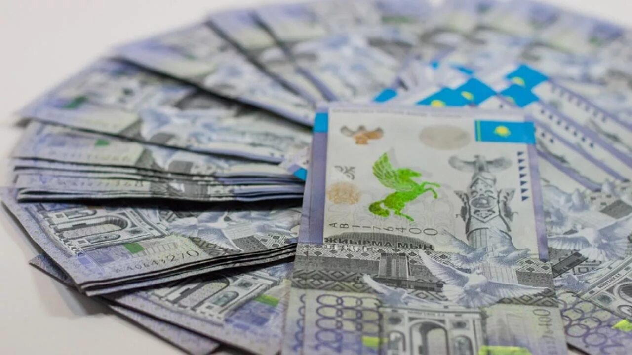 Тенге. Деньги Казахстана. Много тенге. Тенге фото.
