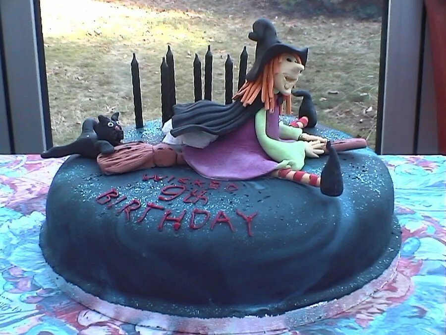 Торт с надписью ведьмы. Торт ведьма. Торт в стиле ведьмы. Торт для колдуньи. Тортик с ведьмой.