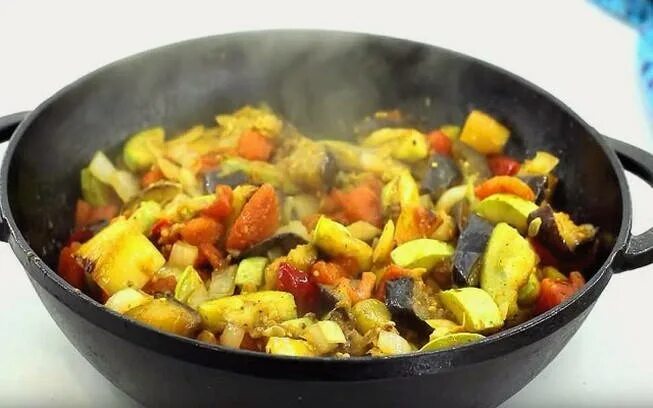 Рагу из кабачков с перцем на сковороде. Овощное рагу с кабачками и баклажанами. овощное рагу с баклажанами и картошкой. овощное рагу с кабачками и баклажанами на сковороде. тушёные овощи с баклажанами и кабачками.