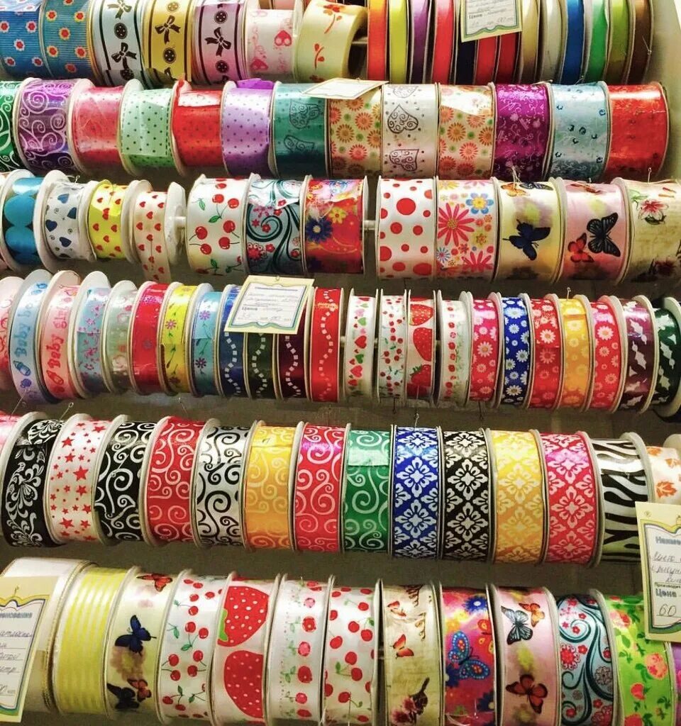 оптовый склад товаров для рукоделия. материалы для флористики. витрина для фурнитуры швейной. оптовые базы товаров для рукоделия. оптовый магазин рукоделия.