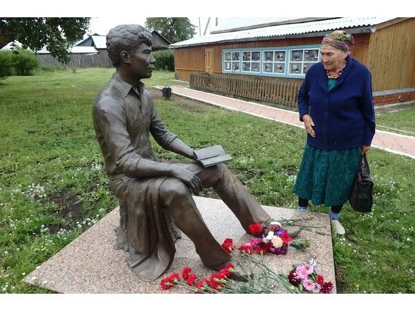 Кутулик Вампилов. Памятник Вампилову в Кутулике. Музей Вампилова Иркутская область. Памятник Александру Вампилову Кутулик. День памяти в иркутской области