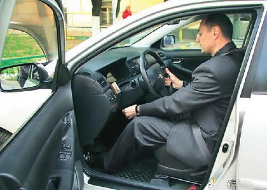 Водитель в машине. Водитель курьер с личным авто. Водитель курьер. Водитель улыбается. Водитель и автомобиль.