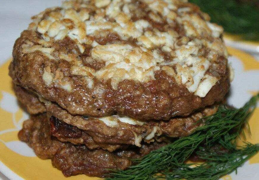 Что можно приготовить из печени говяжьей рецепты. Печеночники из куриной печени. оладьи из печени. печеночные оладьи в сметанном соусе. оладьи из куриной печенки.