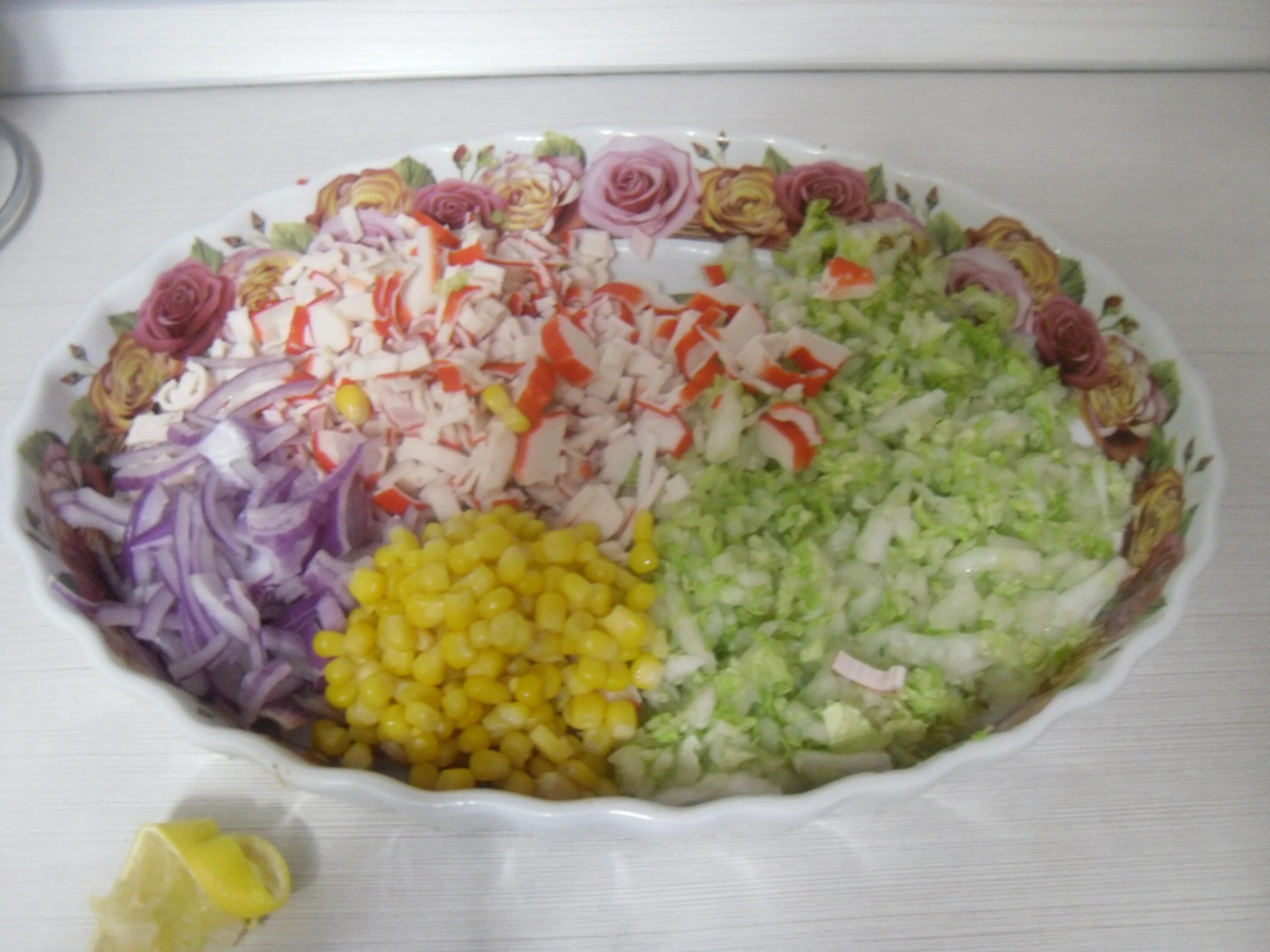 Салат пекинская капуста кукуруза огурец перец болгарский. Салат кукуруза пекинка крабовые. салат с пекинской капустой и крабовыми палочками и кукурузой. салат с крабовыми палочками и пекинской капустой. салат капуста колбаса крабовые палочки огурец кукуруза.