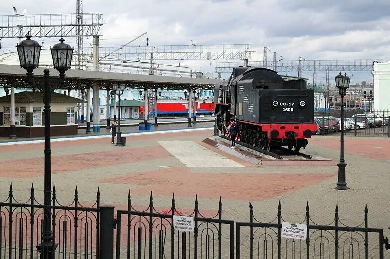 Орджоникидзе красноярск. Паровоз Серго Орджоникидзе в Красноярске. Памятник-паровоз «Серго Орджоникидзе». Паровоз памятник Серго Орджоникидзе Красноярск. Вокзал Красноярск поезд памятник.