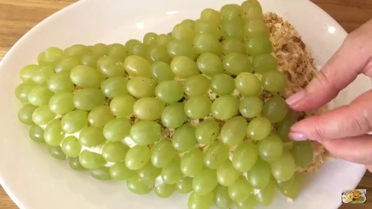 Салат Виноградная гроздь с фисташками. Салат Тиффани. Салат Тиффани с курицей и виноградом. Салат украшенный виноградом.
